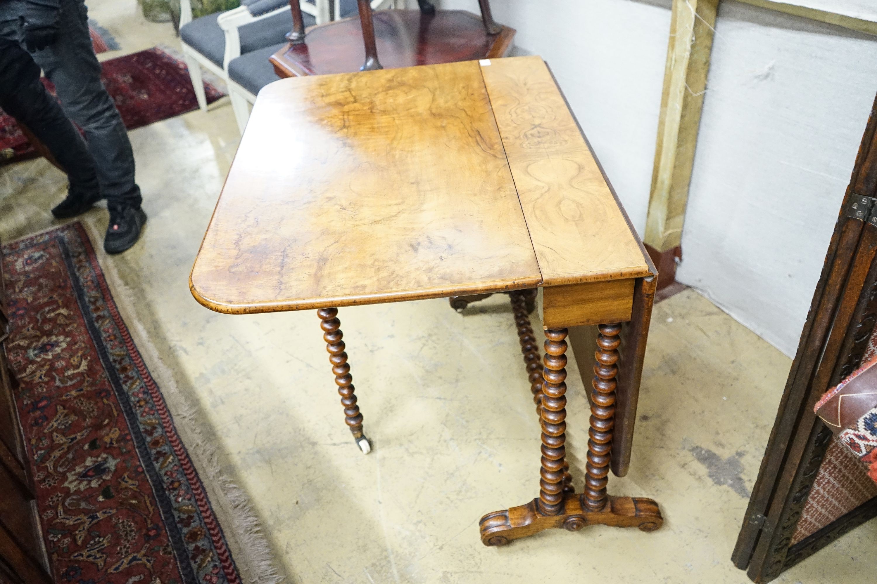 A Victorian figured walnut Sutherland table on bobbin turned under frame, length 120cm extended, width 90cm, height 75cm